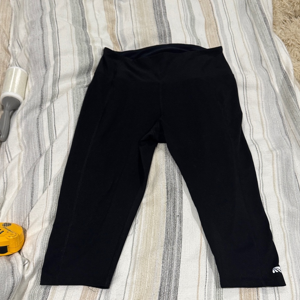 Marika Black Women's Capri Leggings